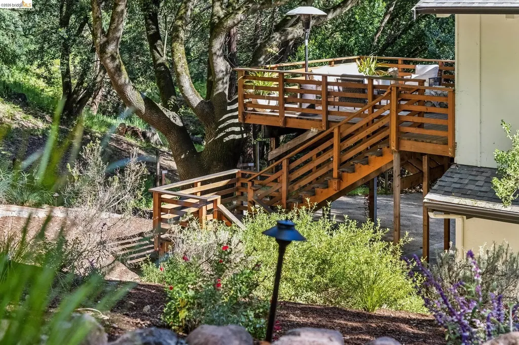 6742 Pinehaven Road Oakland CA 94611