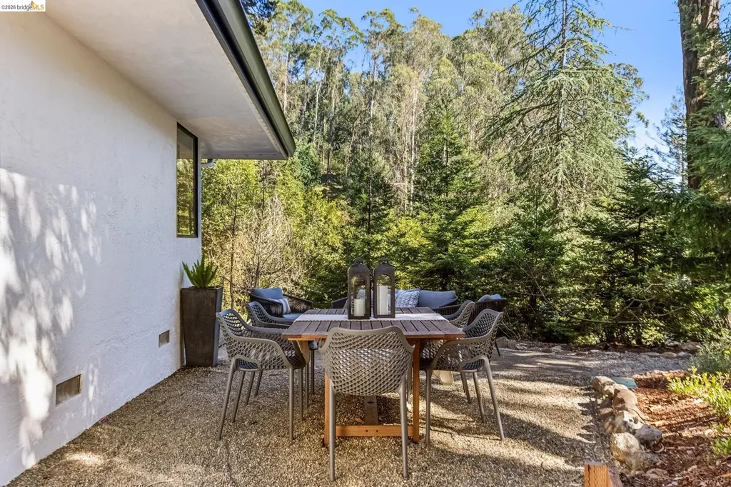 6742 Pinehaven Road Oakland CA 94611