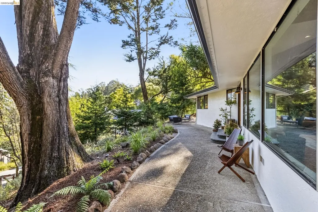 6742 Pinehaven Road Oakland CA 94611