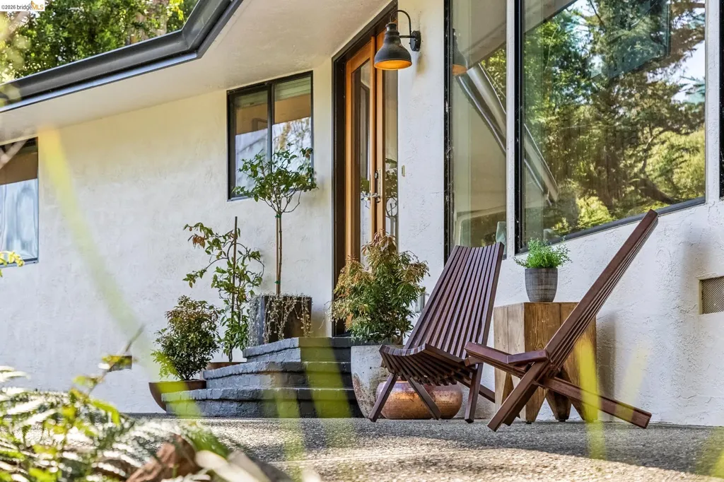 6742 Pinehaven Road Oakland CA 94611