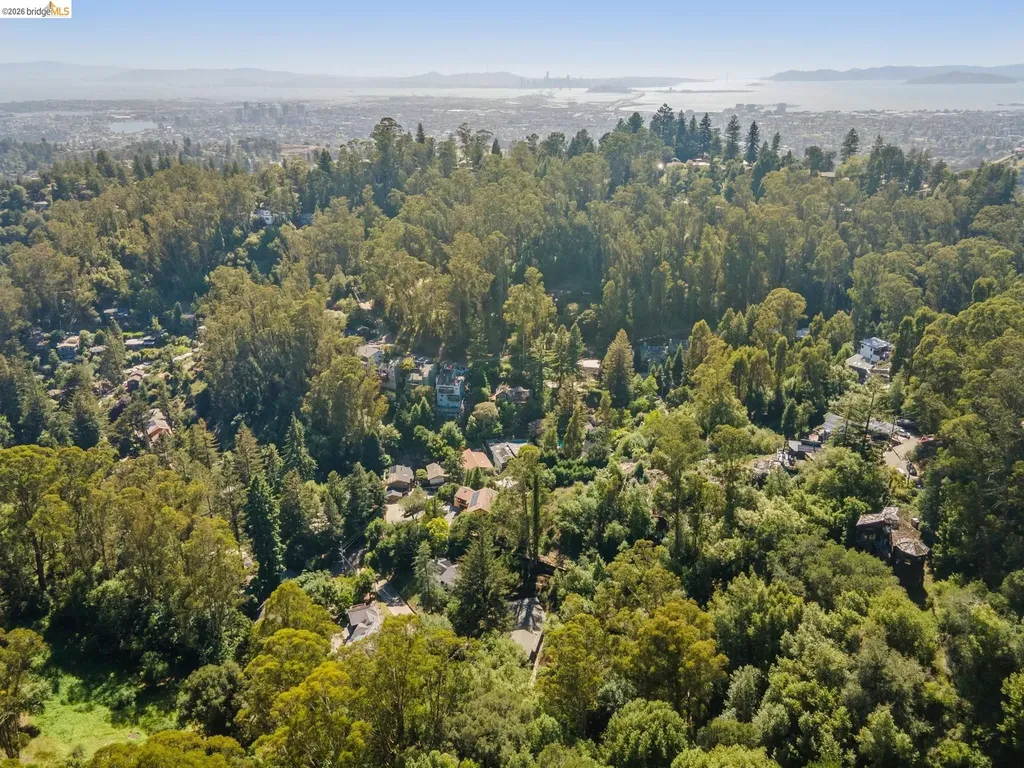 6742 Pinehaven Road Oakland CA 94611