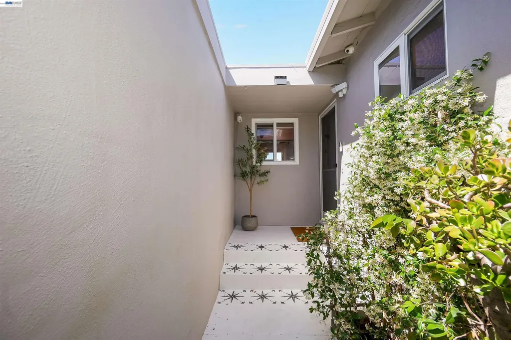 1341 Mcfarlane Lane Hayward CA 94544