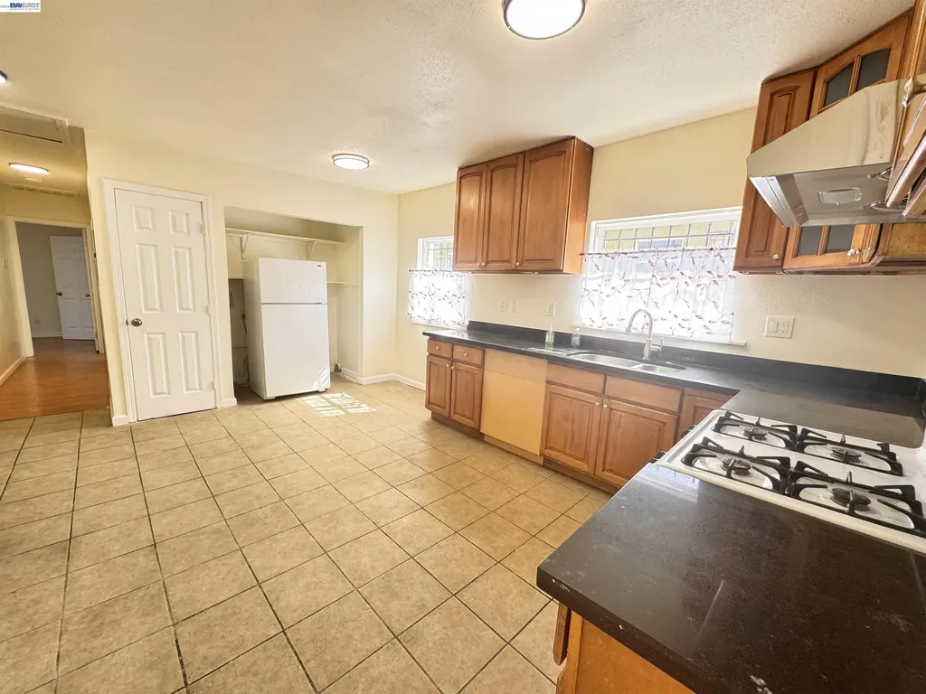 1724 96th Oakland CA 94603