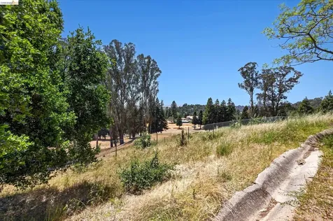 47 Turtle Creek Street Oakland CA 94605