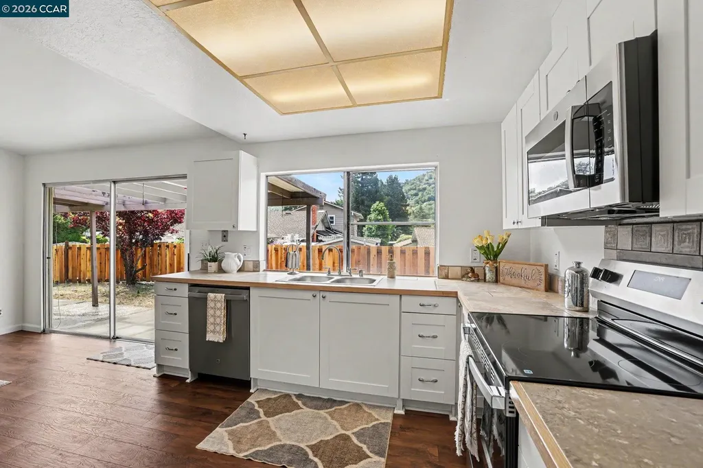 2498 La Reina Street Pinole CA 94564