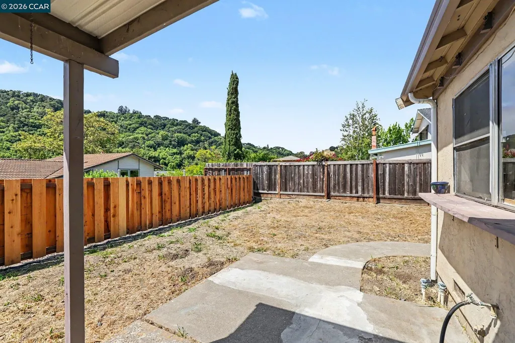 2498 La Reina Street Pinole CA 94564