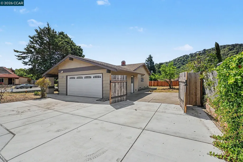 2498 La Reina Street Pinole CA 94564