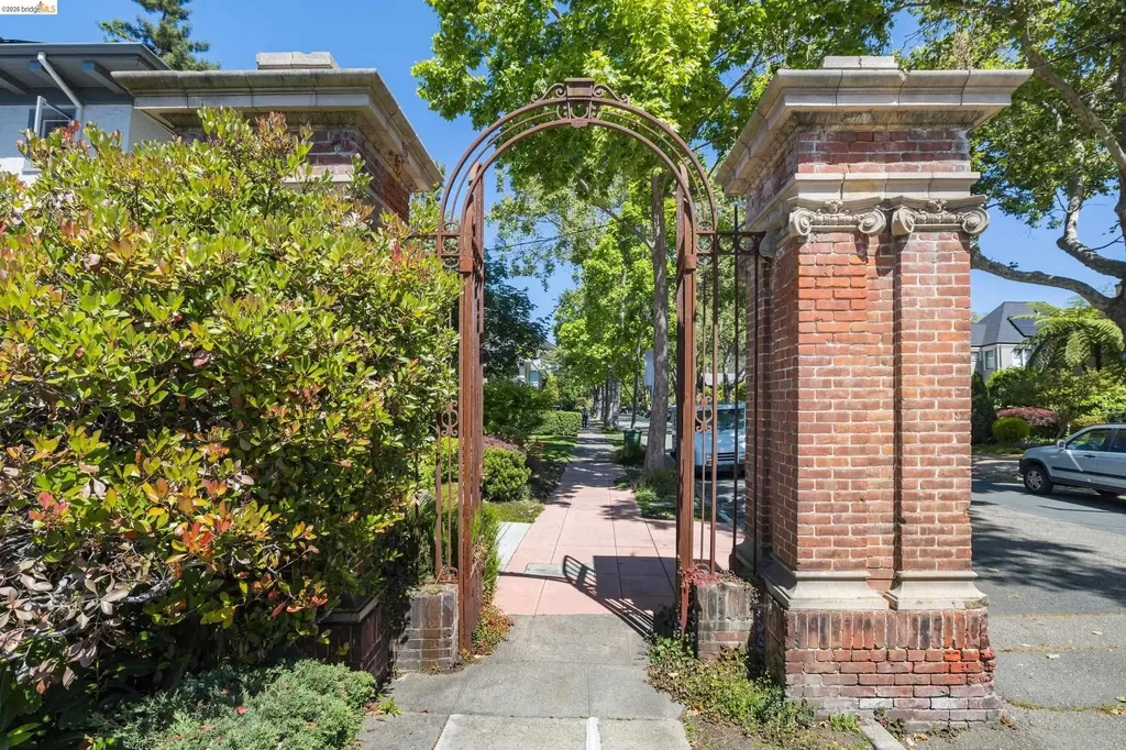 2909 Forest Avenue Berkeley CA 94705
