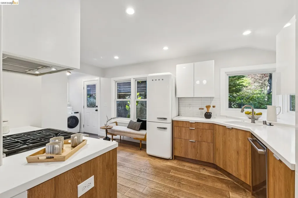 6465 Pinehaven Road Oakland CA 94611