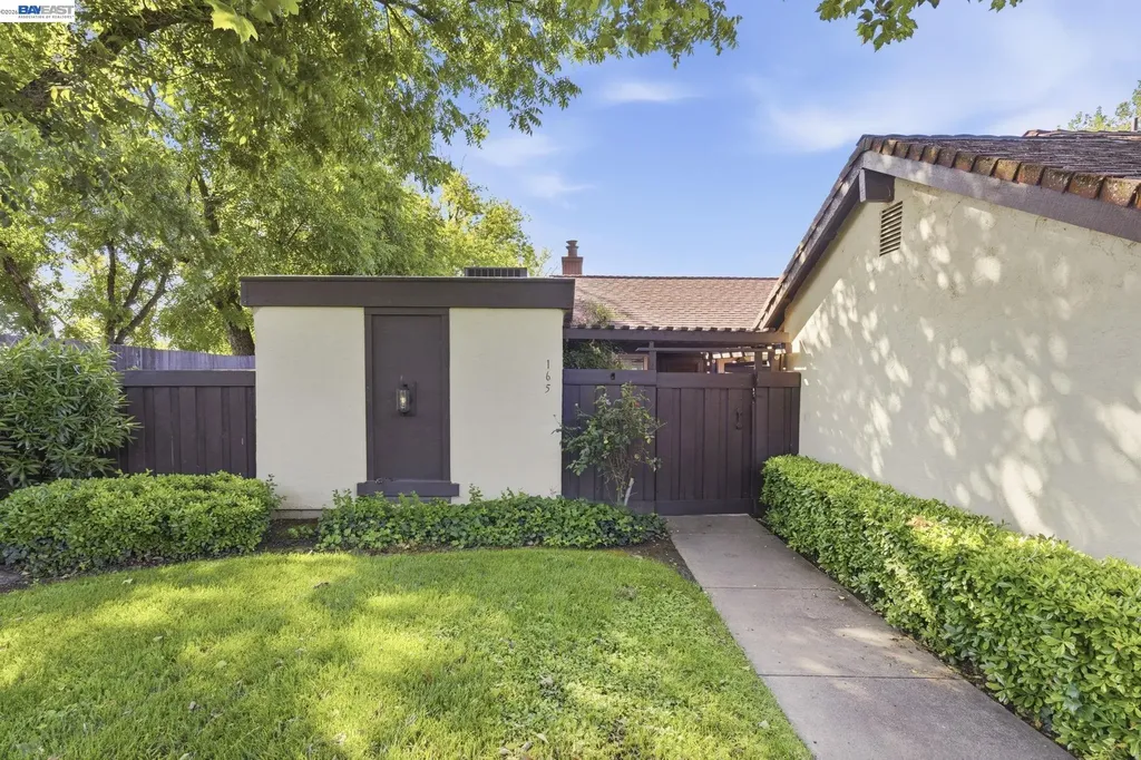 165 Fairoaks Drive Vacaville CA 95688