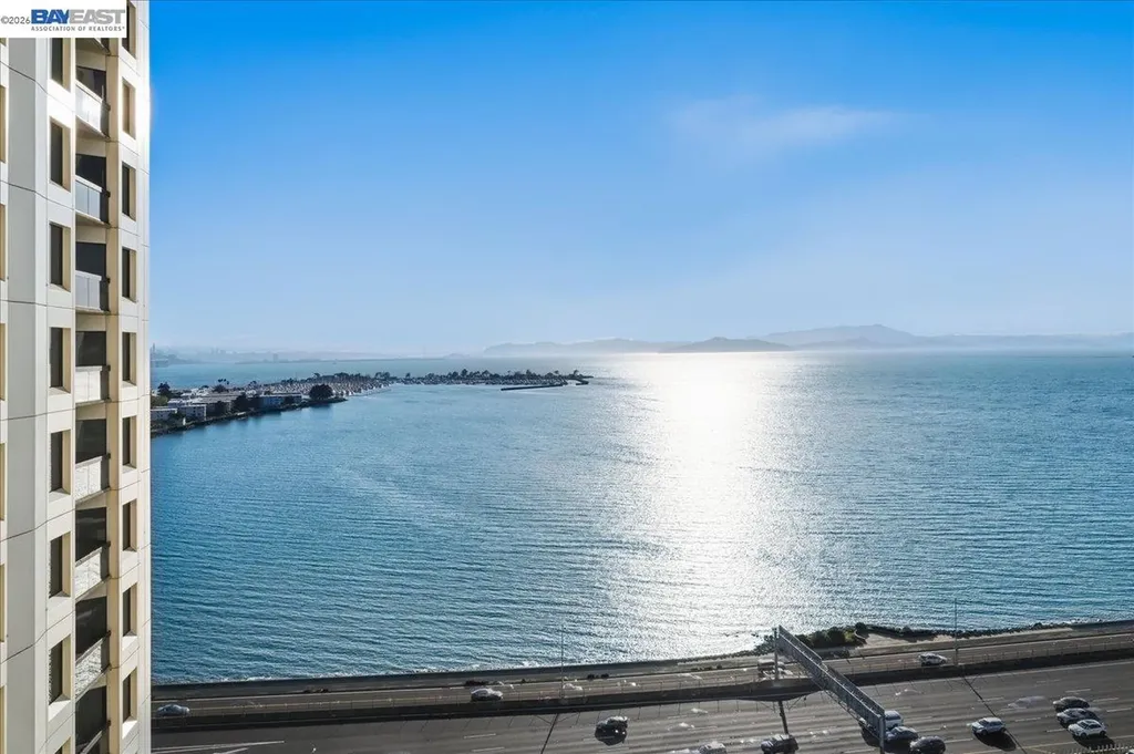 Emeryville CA, 6363 Christie Avenue, Unit 1813