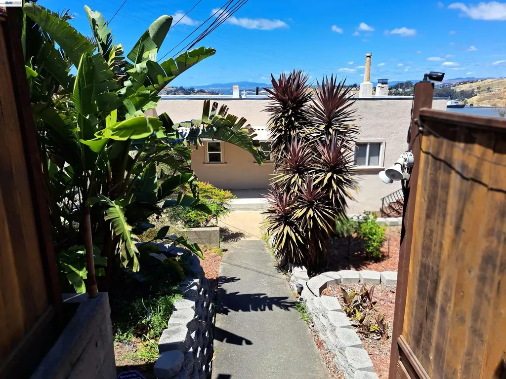 242 Kendall Avenue Crockett CA 94525