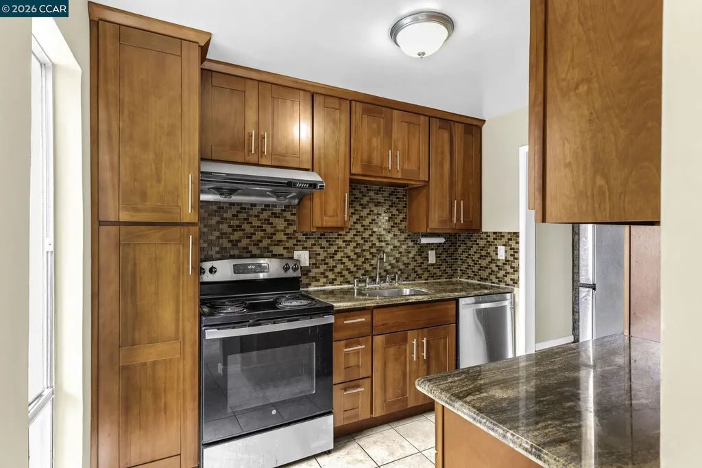 Oakland CA, 385 Jayne Avenue, Unit 215