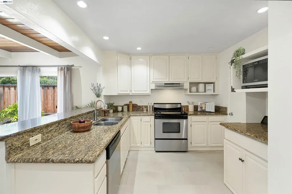 31590 Hugh Way Hayward CA 94544