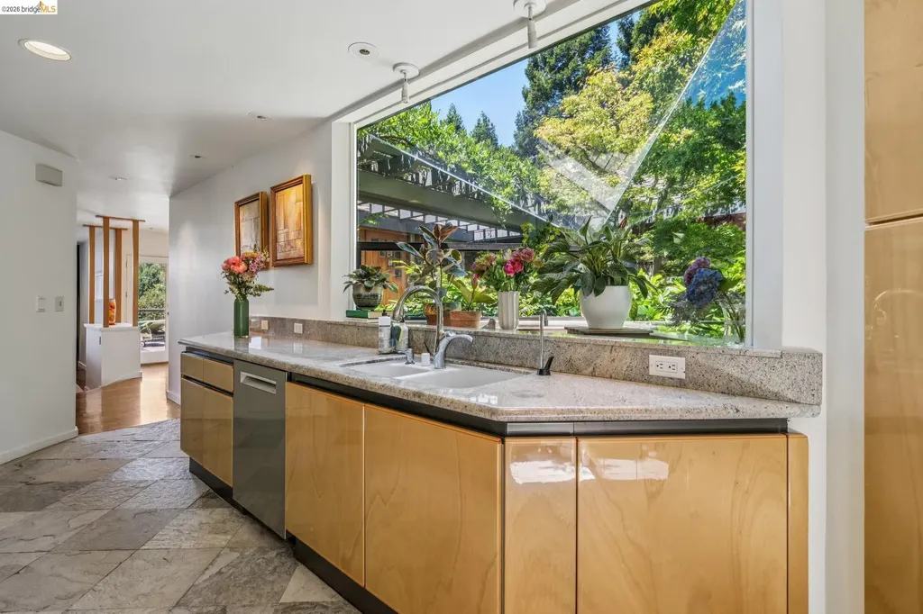 2223 Tunnel Road Oakland CA 94611