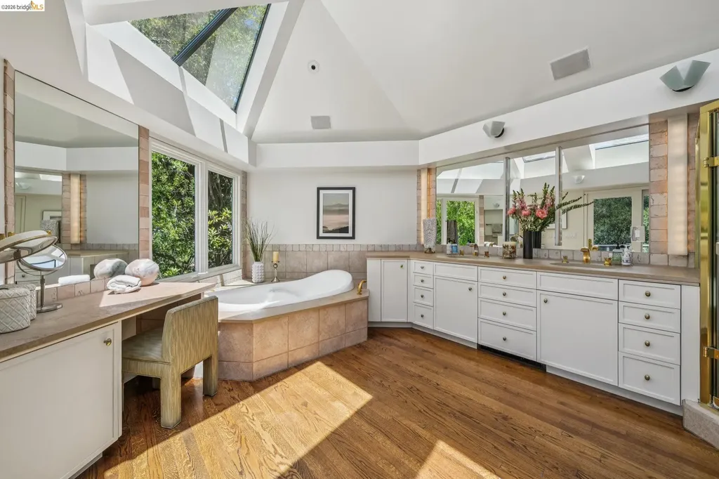 2223 Tunnel Road Oakland CA 94611