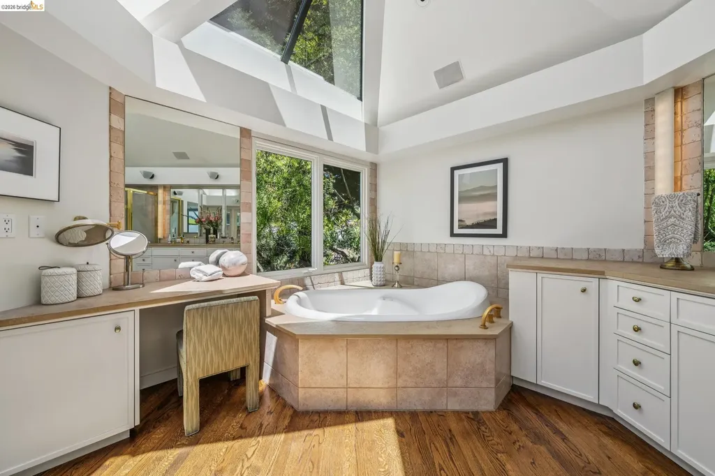 2223 Tunnel Road Oakland CA 94611