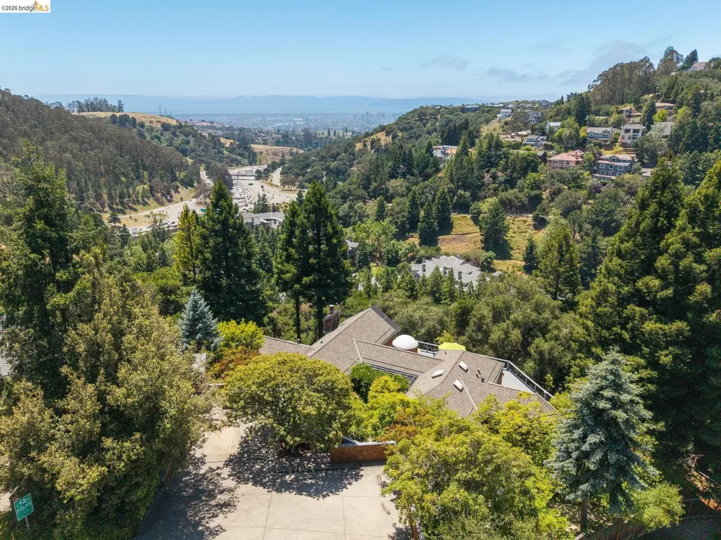 2223 Tunnel Road Oakland CA 94611