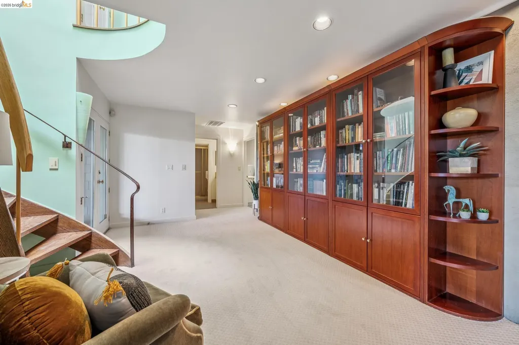 2223 Tunnel Road Oakland CA 94611