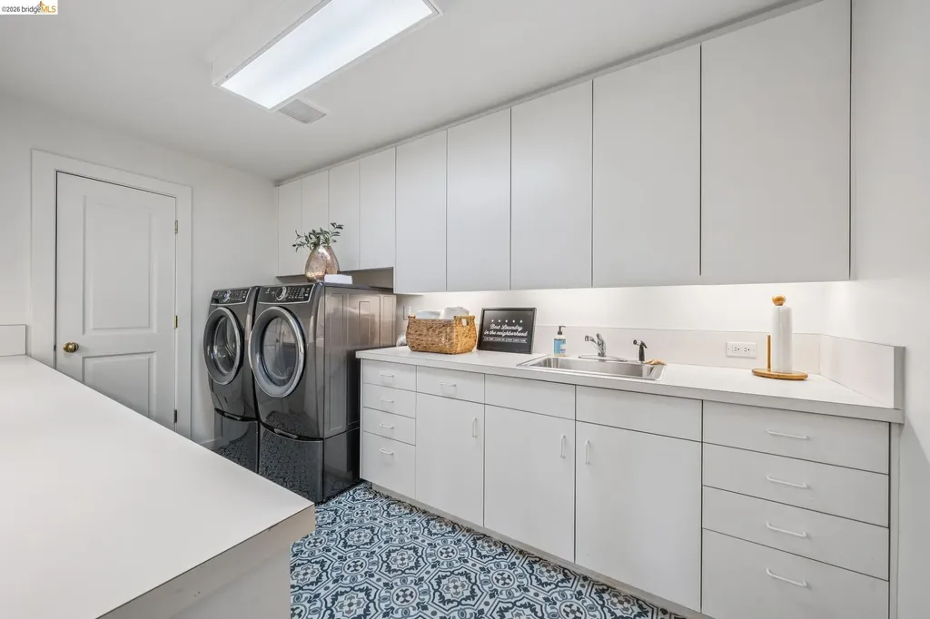 2223 Tunnel Road Oakland CA 94611