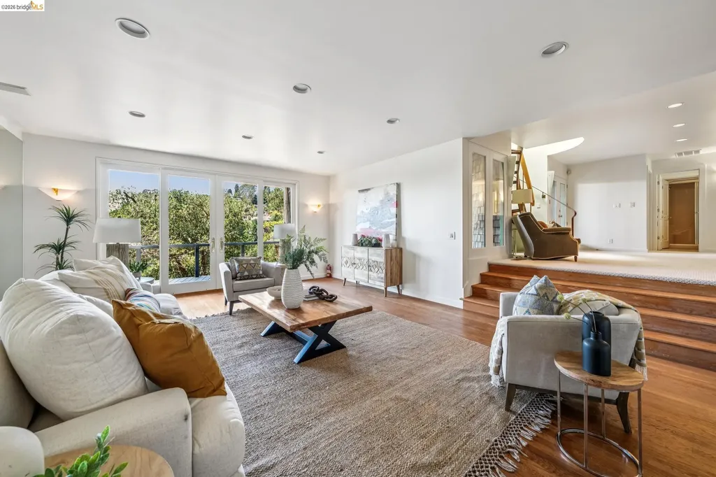 2223 Tunnel Road Oakland CA 94611
