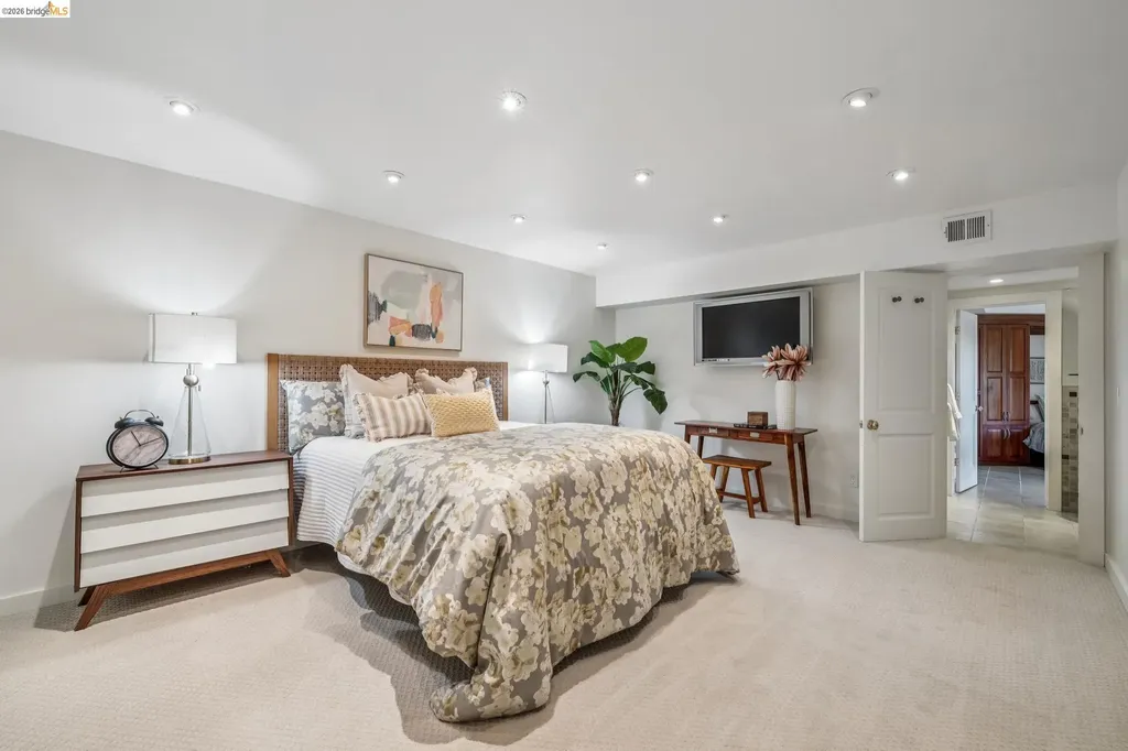 2223 Tunnel Road Oakland CA 94611