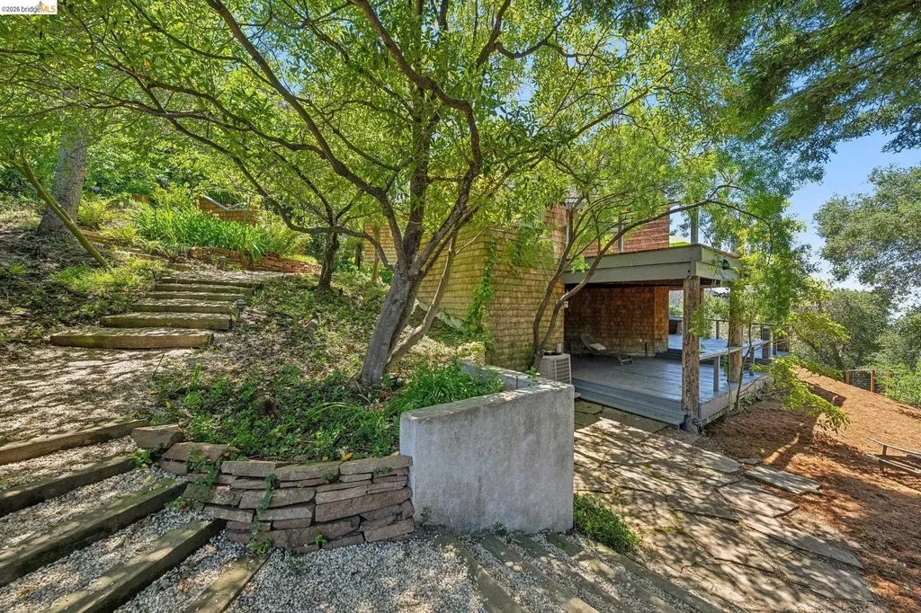 2223 Tunnel Road Oakland CA 94611