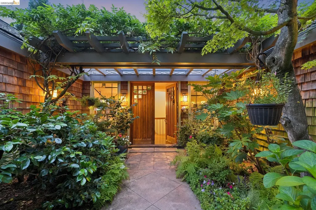 2223 Tunnel Road Oakland CA 94611