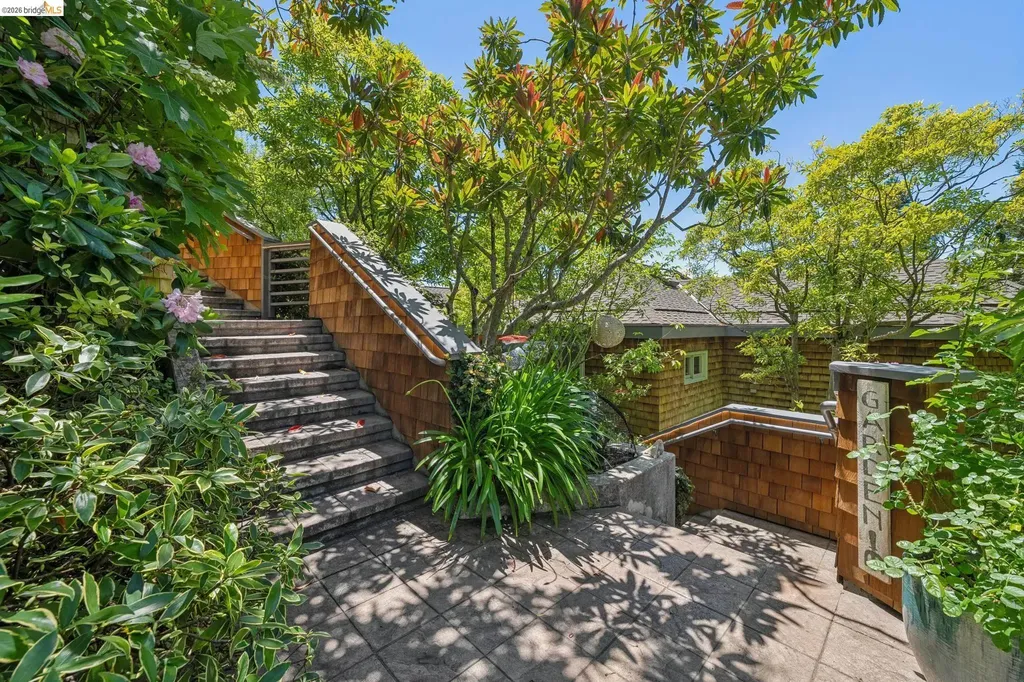 2223 Tunnel Road Oakland CA 94611