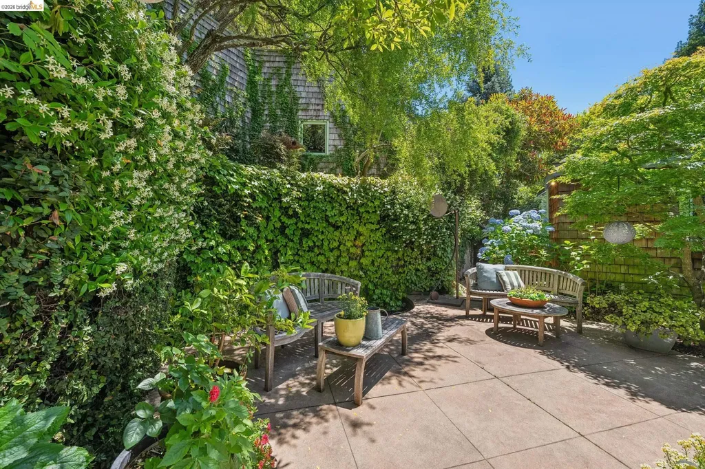 2223 Tunnel Road Oakland CA 94611