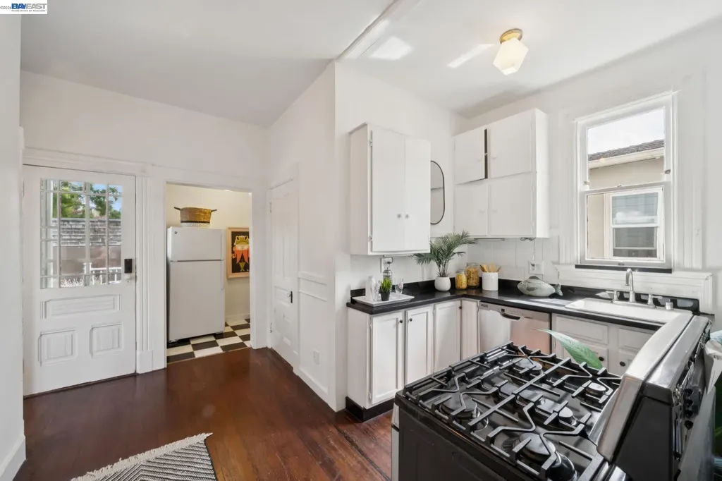 758 Alcatraz Avenue Oakland CA 94609