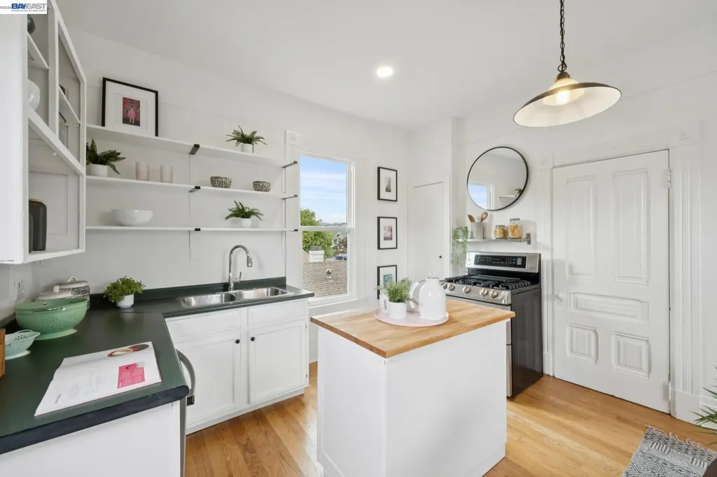 758 Alcatraz Avenue Oakland CA 94609