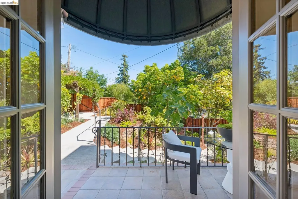 893 Glendome Circle Oakland CA 94602