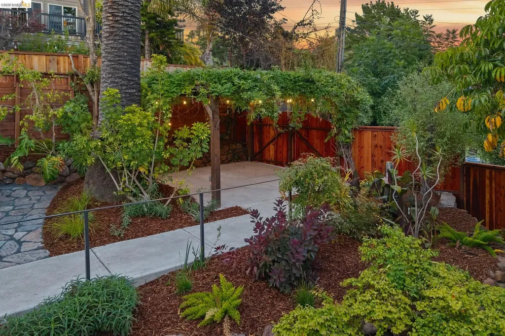 893 Glendome Circle Oakland CA 94602