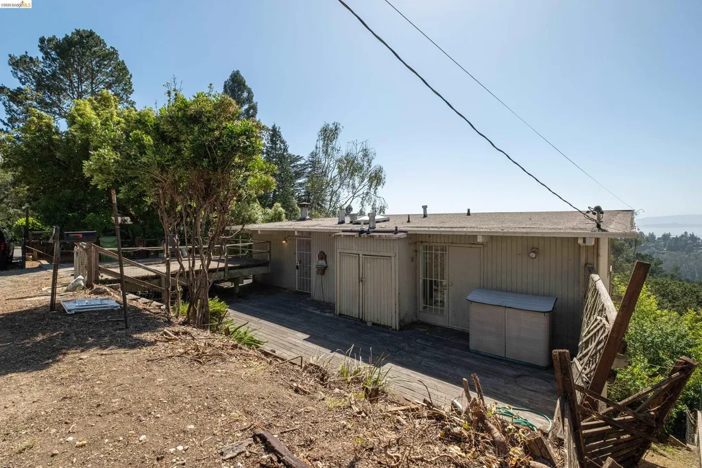 Oakland CA, 7279 Snake Road