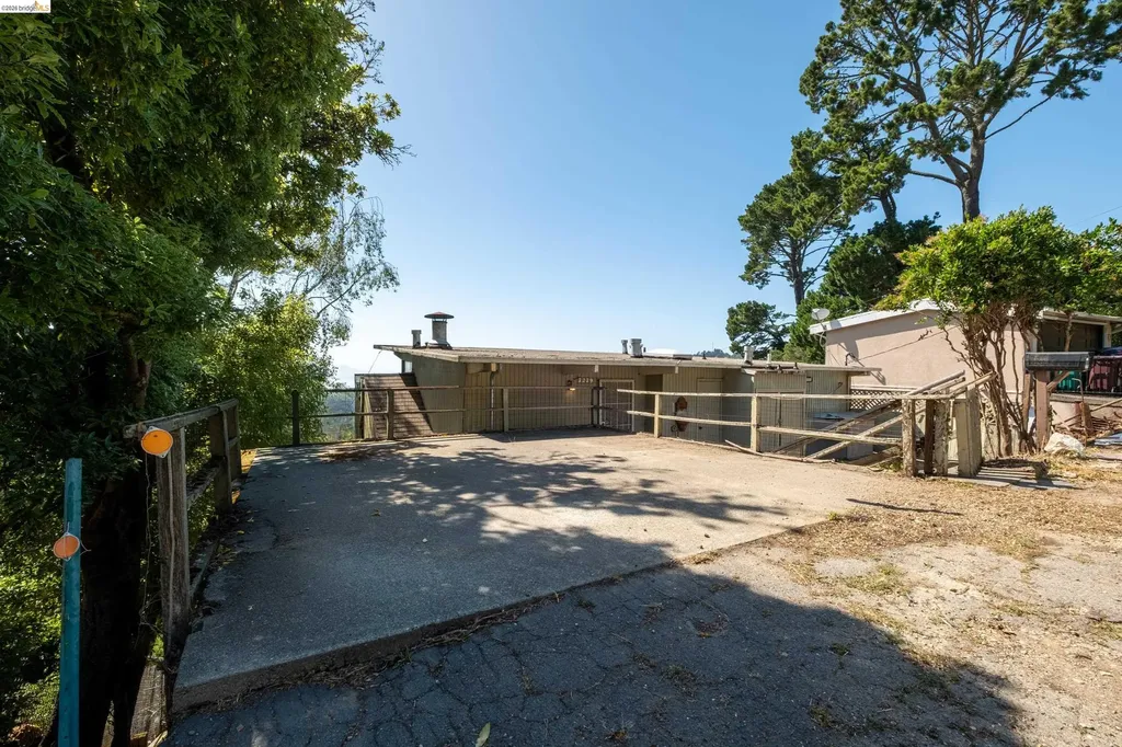 7279 Snake Road Oakland CA 94611