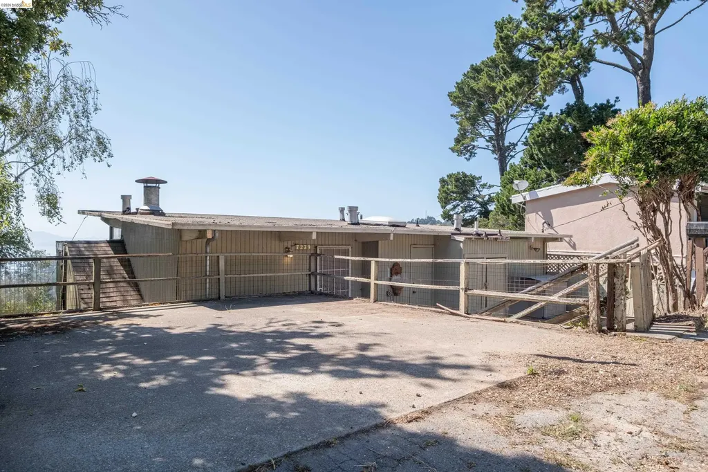 7279 Snake Road Oakland CA 94611