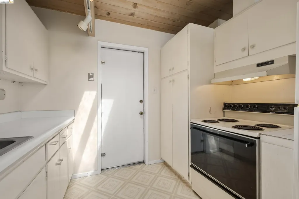 7279 Snake Road Oakland CA 94611