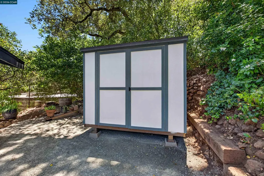 16 El Rincon Orinda CA 94563