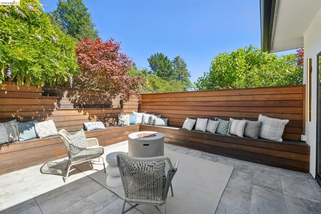 16030 Broadway Terrace Oakland CA 94611
