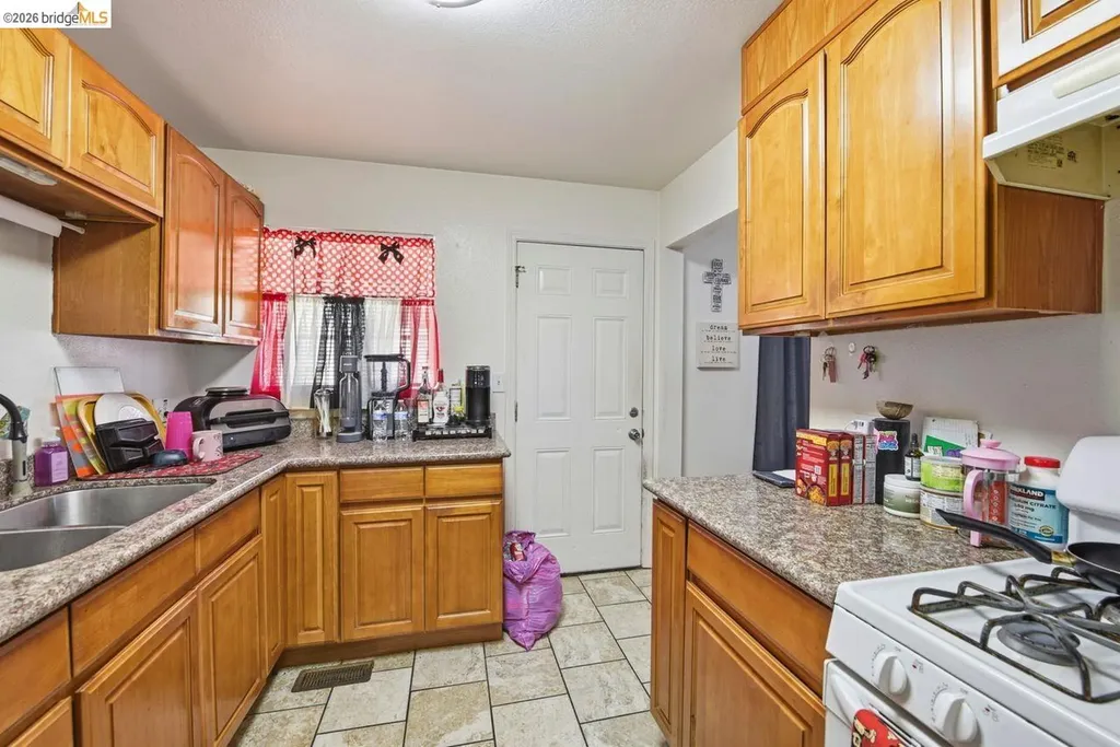 5936 Martin Luther King Jr Way Oakland CA 94609