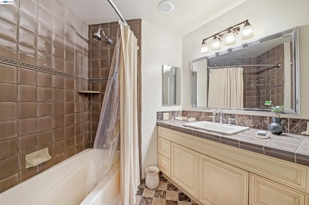 467 Lowell Place Fremont CA 94536