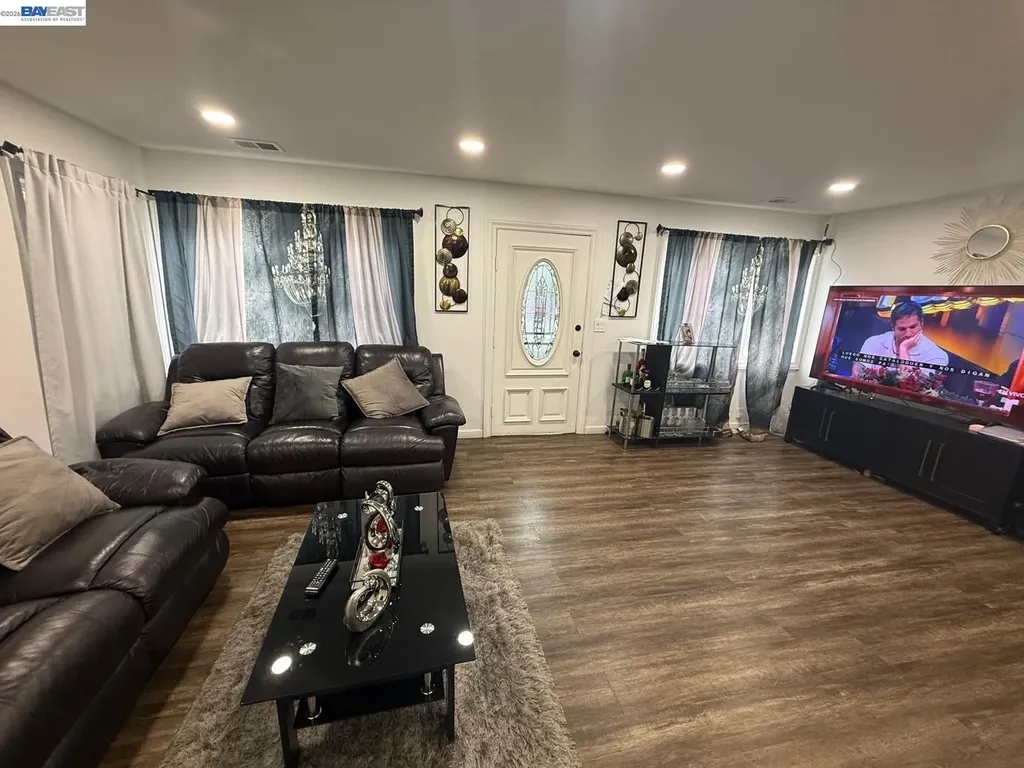 674 Clara Oakland CA 94603