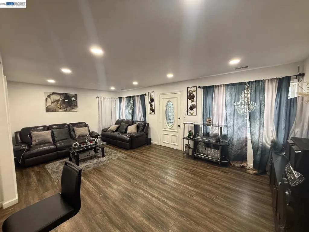 674 Clara Oakland CA 94603