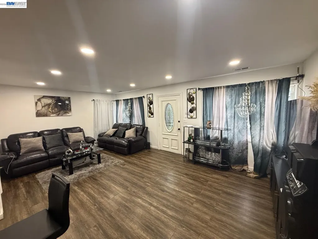 674 Clara Oakland CA 94603