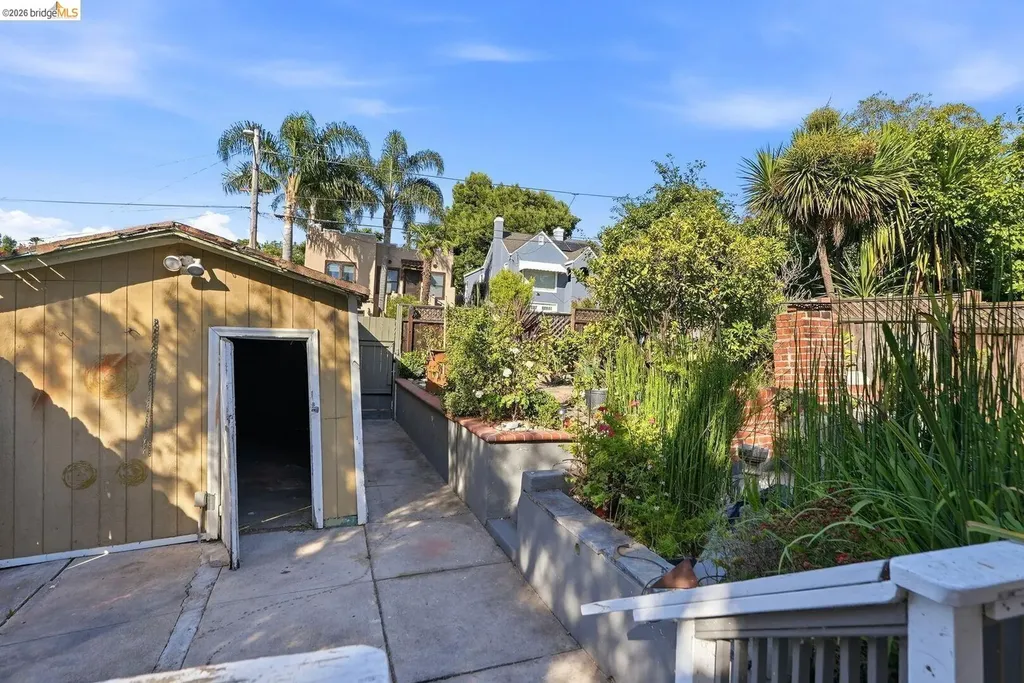 5320 El Camile Avenue Oakland CA 94619