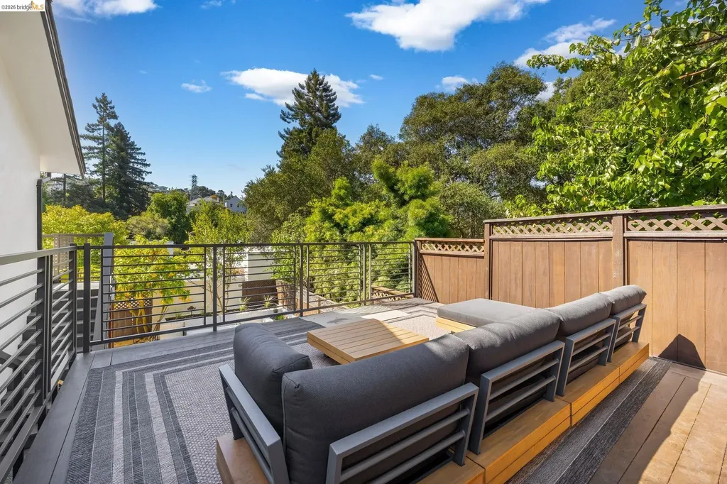 921 Underhills Road Oakland CA 94610