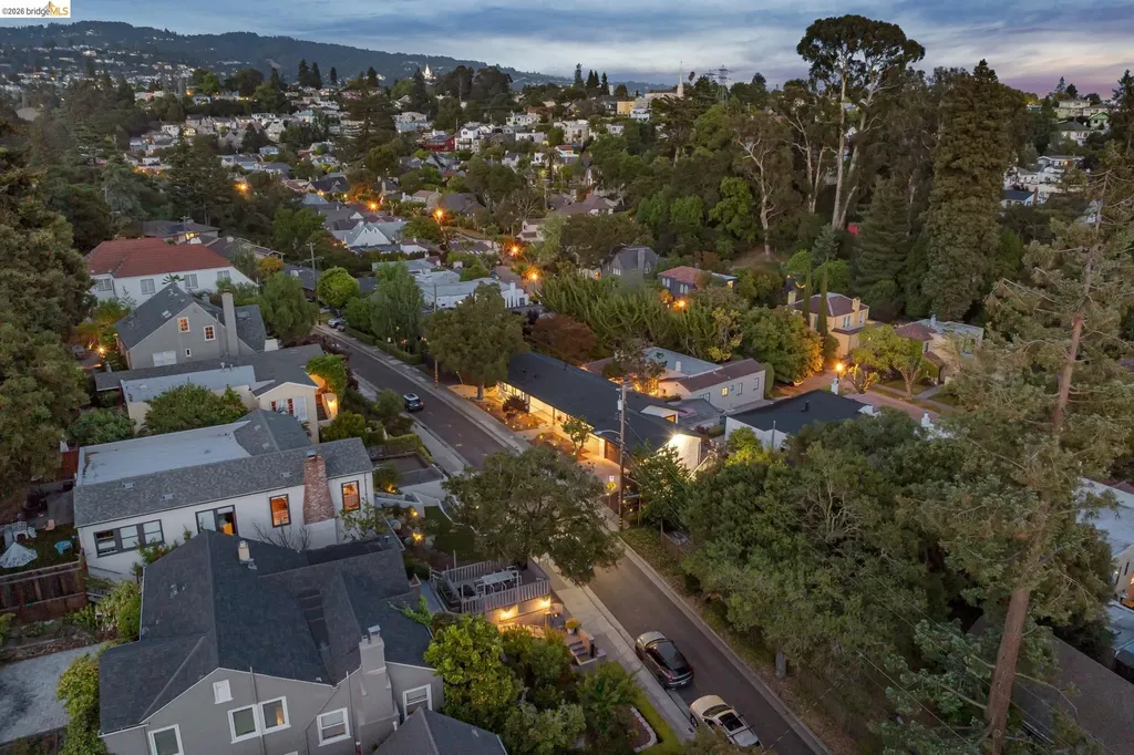921 Underhills Road Oakland CA 94610
