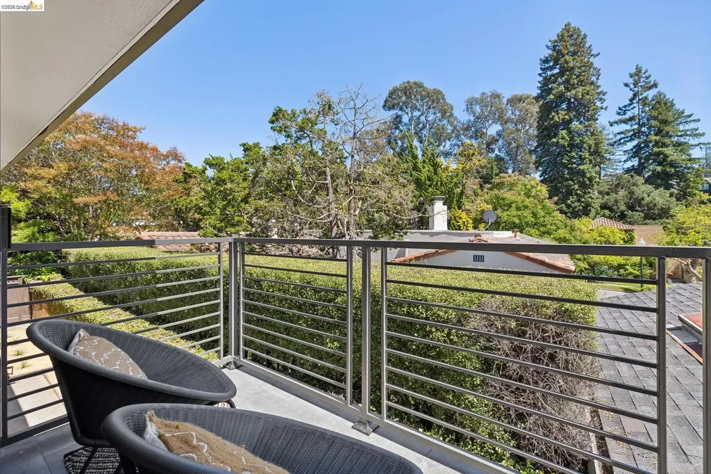 921 Underhills Road Oakland CA 94610