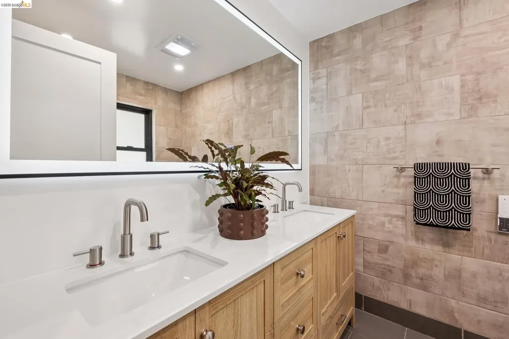 921 Underhills Road Oakland CA 94610